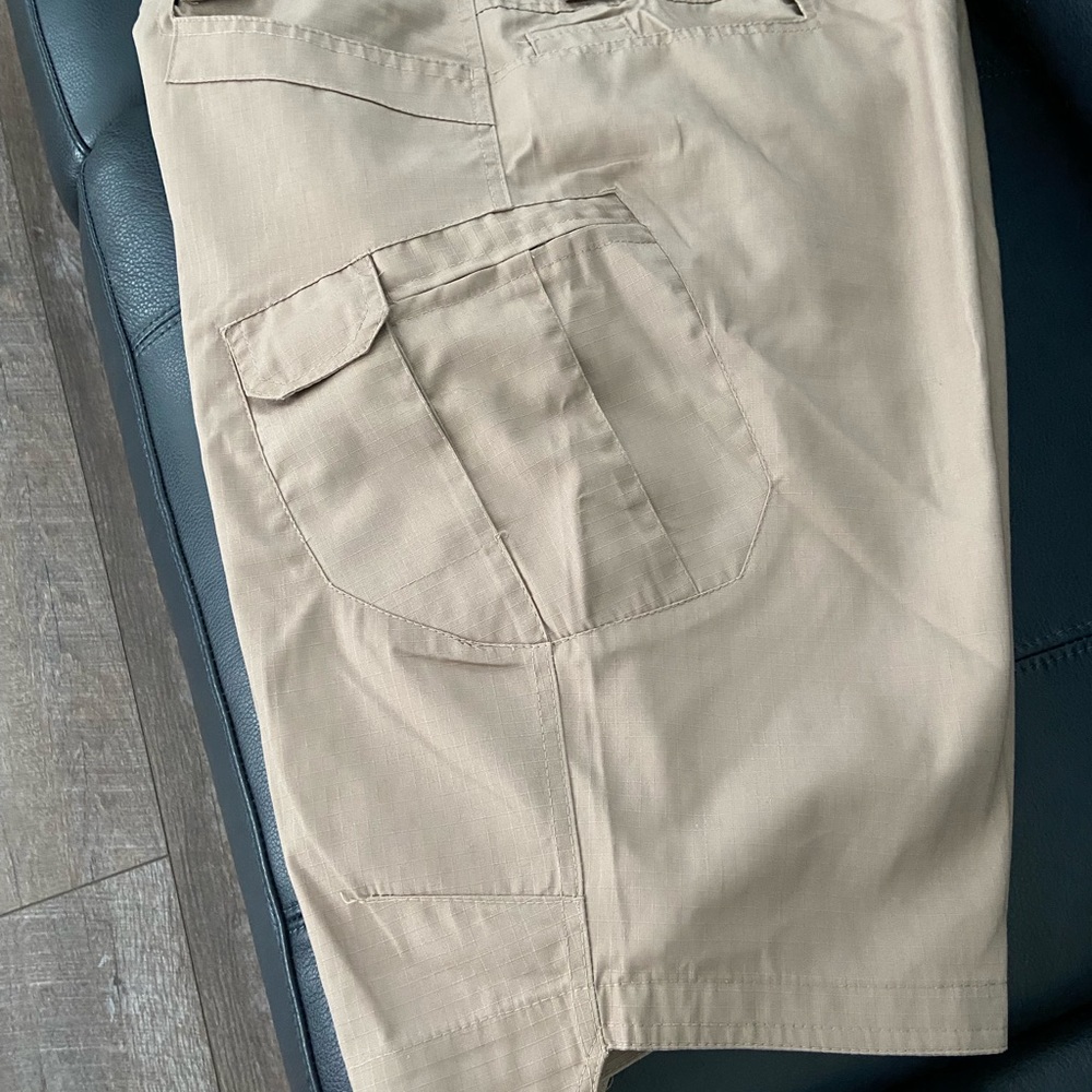 LIKE NEW MEN’S CARGO SHORTS